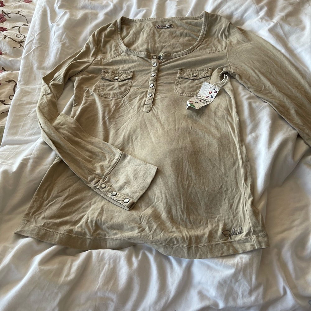 Ezekiel long sleeved five snap top with two snap pockets
